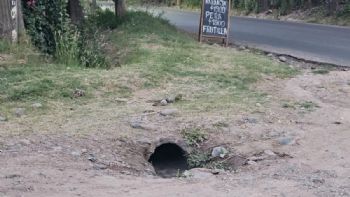 Peligro en Maipú: un pozo destruye ruedas y genera indignación entre los vecinos