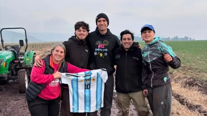 Vió una camioneta atascada en el barro, se acercó a ayudar y se encontró con “Dibu” Martínez