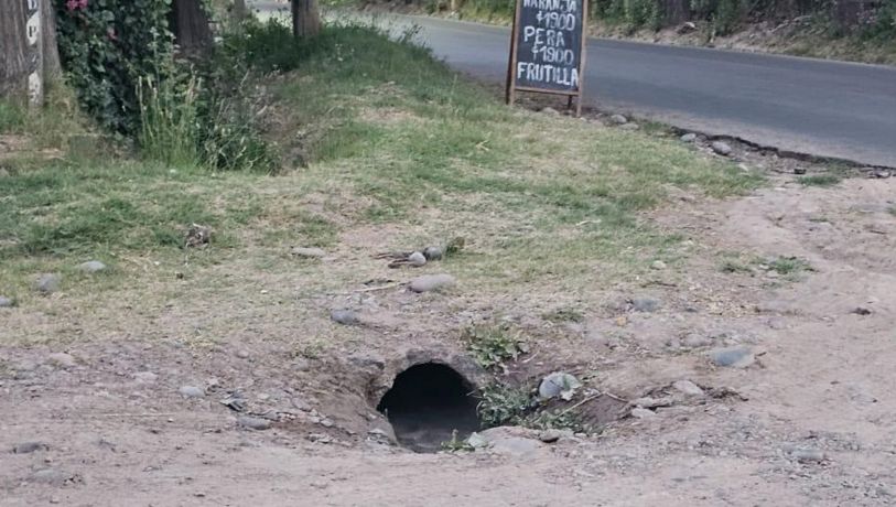 Peligro en Maipú: un pozo destruye ruedas y genera indignación entre los vecinos