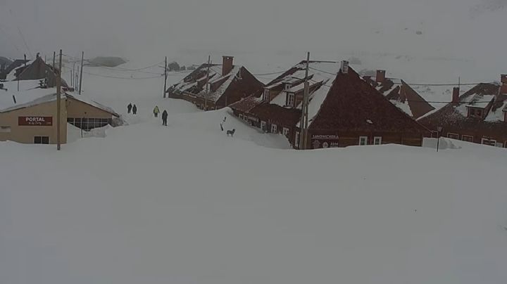 Así se vive en el pueblo de Mendoza que lleva semanas aislado por la nieve
