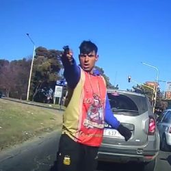 La desesperación de una conductora al ser abordada por un ladrón en un semáforo