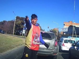 La desesperación de una conductora al ser abordada por un ladrón en un semáforo