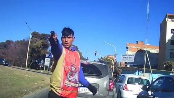 La desesperación de una conductora al ser abordada por un ladrón en un semáforo