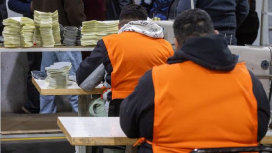 Cómo funciona la fábrica de zapatos de la cárcel de San Felipe