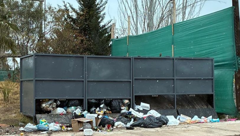 Vecinos denuncian acumulación crónica de basura sobre la calle Terrada