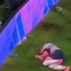 Jordan Henderson, de Inglaterra, se quebró una muñeca en los festejos por el pase a 4tos de final