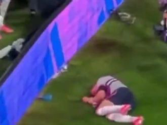 Jordan Henderson, de Inglaterra, se quebró una muñeca en los festejos por el pase a 4tos de final