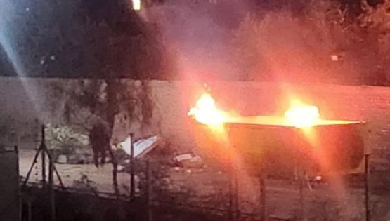 Peligro en Luján: vecinos denuncian la quema intencional de un contenedor de residuos verdes