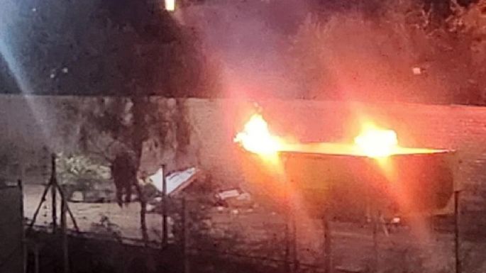 Peligro en Luján: vecinos denuncian la quema intencional de un contenedor de residuos verdes