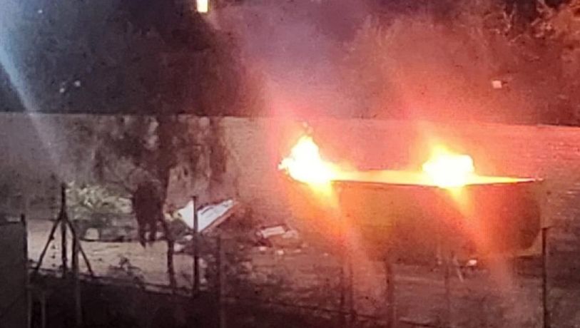Peligro en Luján: vecinos denuncian la quema intencional de un contenedor de residuos verdes