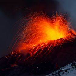 Cerró el aeropuerto de Catania por la erupción del volcan Etna