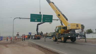 Foto iliustrativa de  Colocarán la viga principal de la pasarela del Acceso Este y habrá restricción en el tránsito