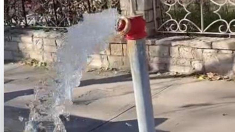 Vecinos de Luján de Cuyo reclaman por una importante pérdida de agua en la vía pública