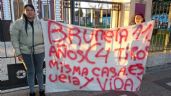 Foto ilustrativa de la nota titulada: Una mujer se encadenó a la Municipalidad de Godoy Cruz luego de que su hija recibiera 4 disparos