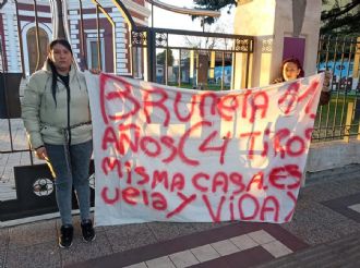 Una mujer se encadenó a la Municipalidad de Godoy Cruz luego de que su hija recibiera 4 disparos