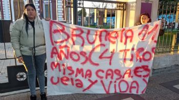 Una mujer se encadenó a la Municipalidad de Godoy Cruz luego de que su hija recibiera 4 disparos