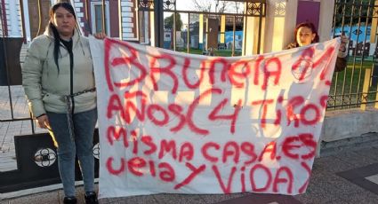Una mujer se encadenó a la Municipalidad de Godoy Cruz luego de que su hija recibiera 4 disparos