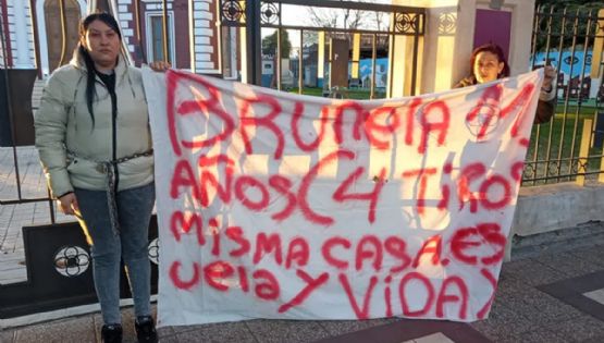 Una mujer se encadenó a la Municipalidad de Godoy Cruz luego de que su hija recibiera 4 disparos