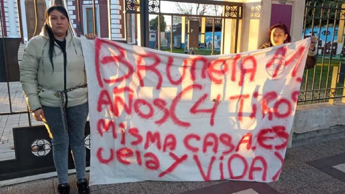 Una mujer se encadenó a la Municipalidad de Godoy Cruz luego de que su hija recibiera 4 disparos