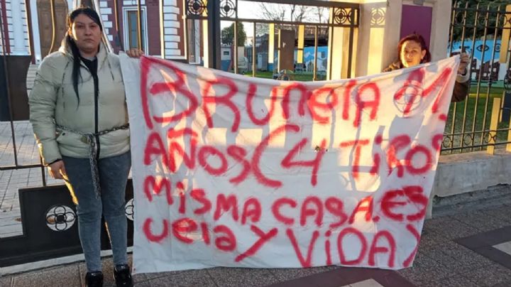 Una mujer se encadenó a la Municipalidad de Godoy Cruz luego de que su hija recibiera 4 disparos