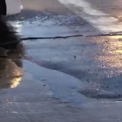 Alerta para automovilistas: importante pérdida de agua en pleno centro