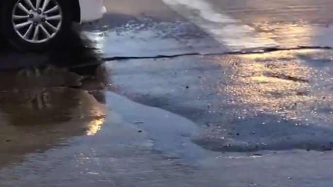 Alerta para automovilistas: importante pérdida de agua en pleno centro