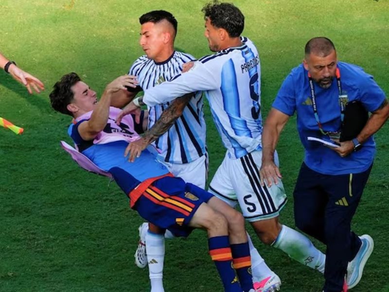 La FIFA sancionó a Paredes y a Molina por la pelea en la final del Mundial 2026 