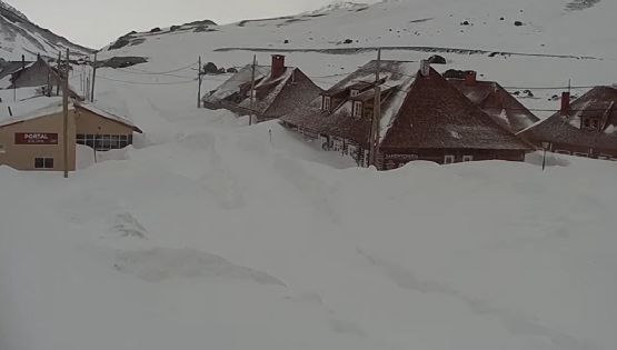 Sigue cerrado el paso Cristo Redentor y advierten que continuarán las nevadas