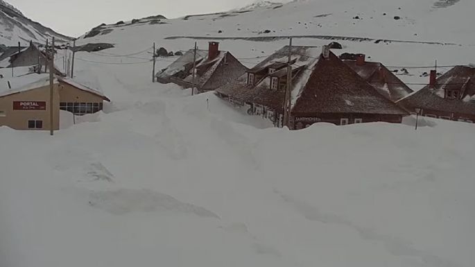 Sigue cerrado el paso Cristo Redentor y advierten que continuarán las nevadas