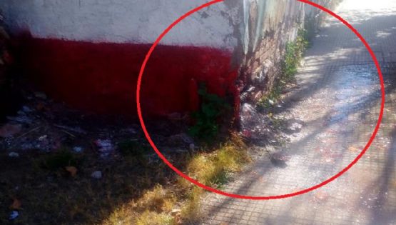 Una fuga de agua inunda la vereda de Boulogne Sur Mer y genera indignación