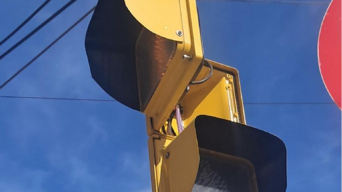 Peligro en Guaymallén: vecinos denuncian un semáforo roto desde hace meses en una esquina transitada