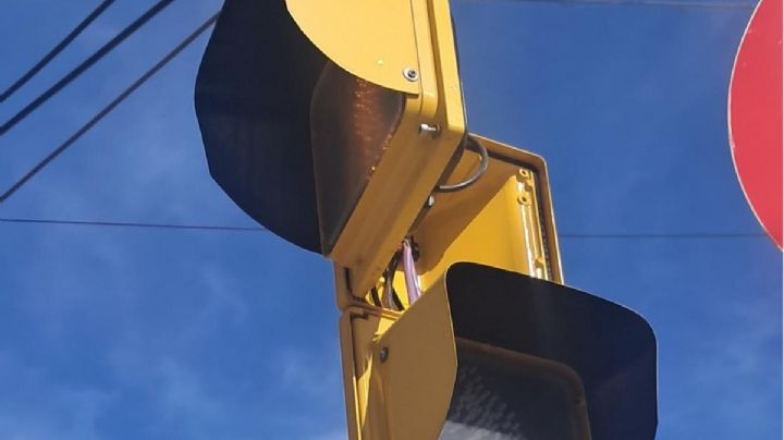 Peligro en Guaymallén: vecinos denuncian un semáforo roto desde hace meses en una esquina transitada