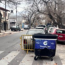 Autos apilados y quejas en Guaymallén: la Comisaría 25 transforma la calle en un depósito judicial