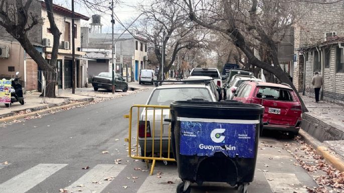 Autos apilados y quejas en Guaymallén: la Comisaría 25 transforma la calle en un depósito judicial