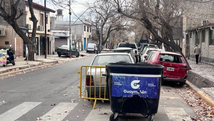 Autos apilados y quejas en Guaymallén: la Comisaría 25 transforma la calle en un depósito judicial